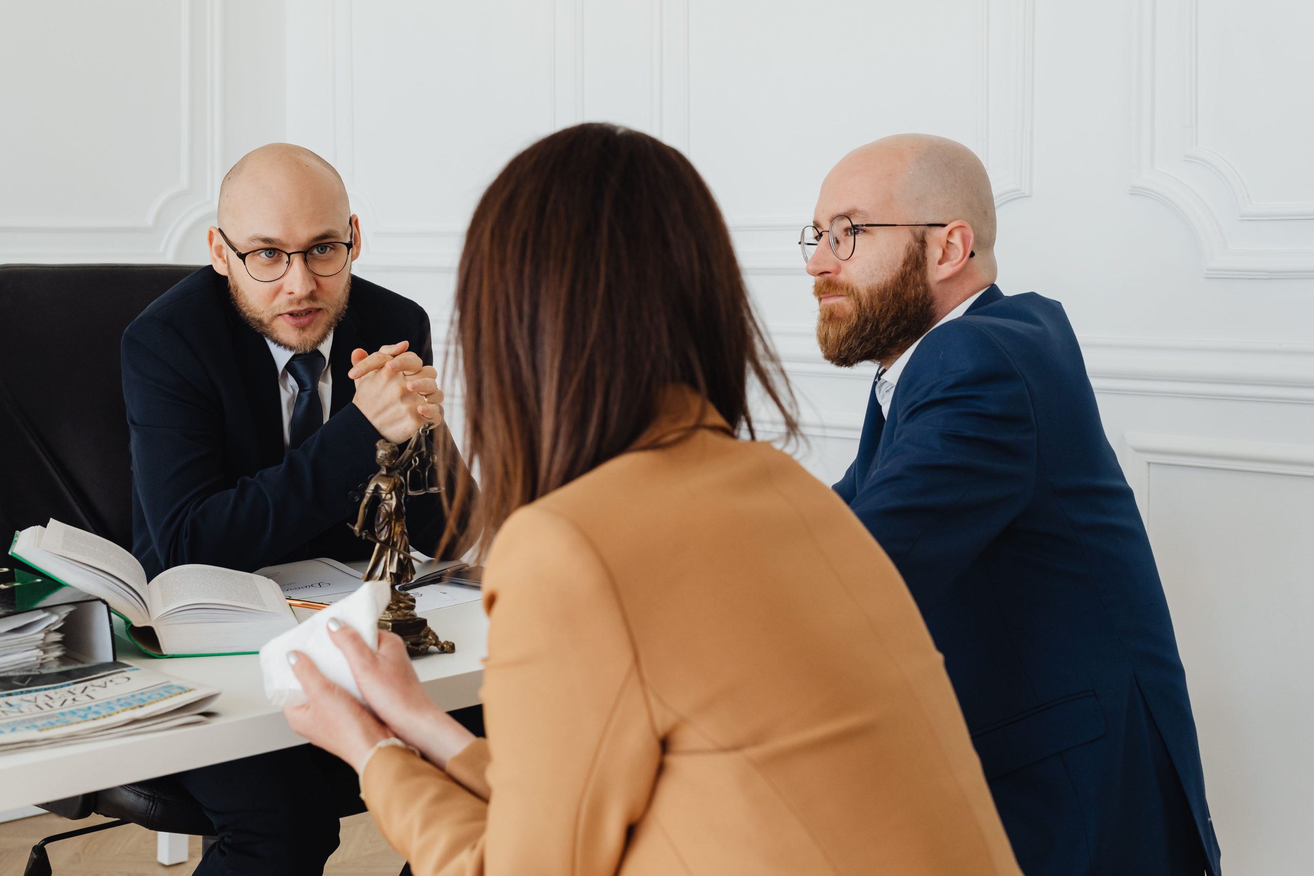 Couple meeting with a joint divorce lawyer to discuss an amicable divorce together